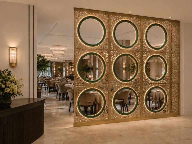 NUBIA divisória luminosa decorativa Illumus Lighting em ambiente hospitality premium