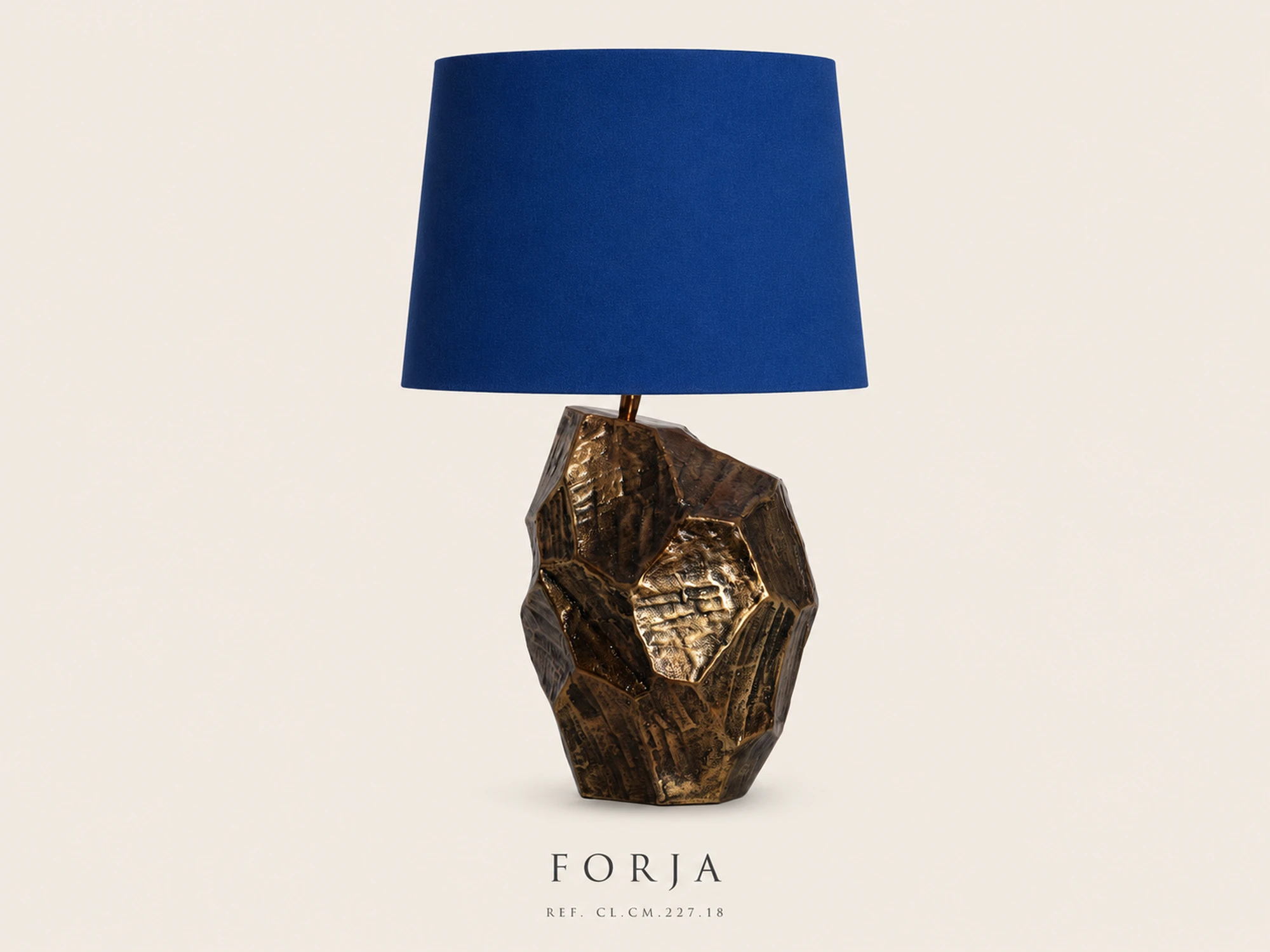 Pormenor do candeeiro de mesa Forja Illumus com base escultórica e abat-jour azul