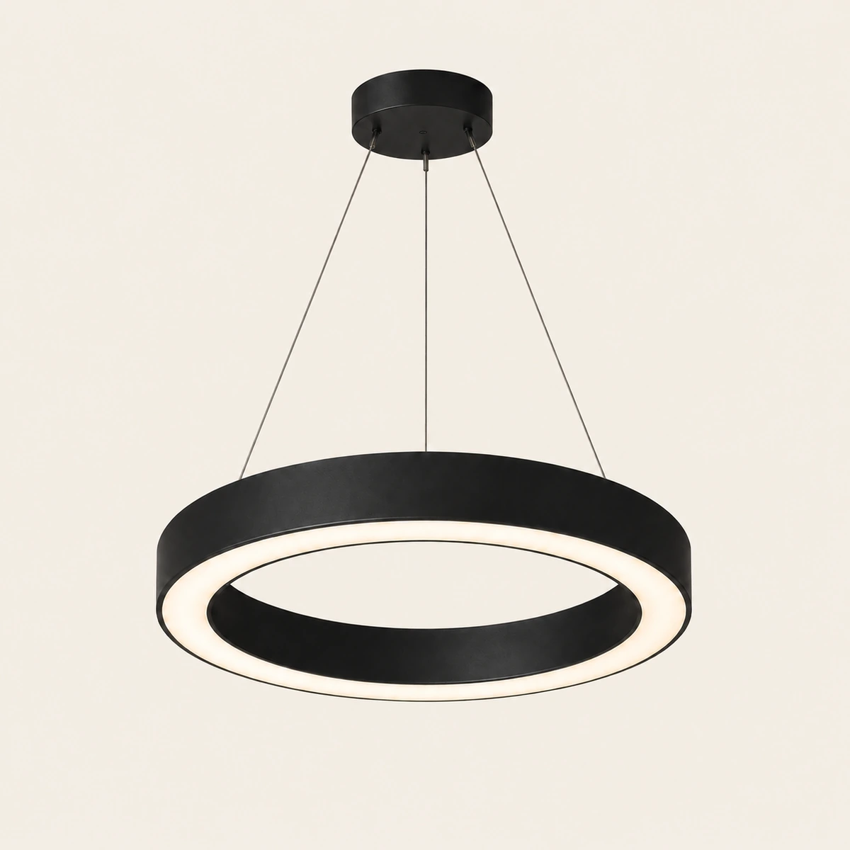 Pormenor da luminária Saturn 80 em anel preto com difusor luminoso quente